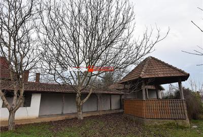 Casă cu 9 camere cu Teren 2403 Mp în Central - 2