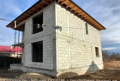 Casa la ro?u cu etaj are 7 camere ?i 500mp teren