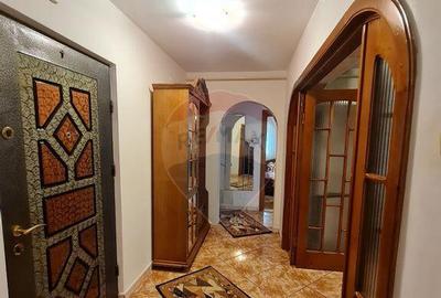Apartament de inchiriat cu 4 camere,etajul 1 - 11