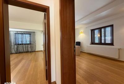 Casă cu 9 camere cu Teren 1220 Mp în Central