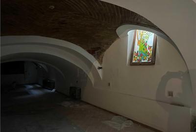 Spațiu comercial, de 380 mp, în P-ța Unirii - 7