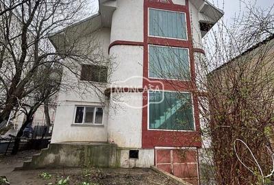 Casă cu 6 camere cu Teren 300 Mp în Central - 2