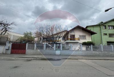 Casă cu 7 camere cu Teren 400 Mp în Industriilor