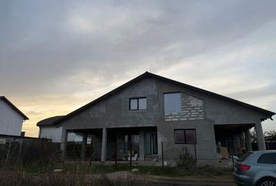 Casă cu 4 camere în Costi