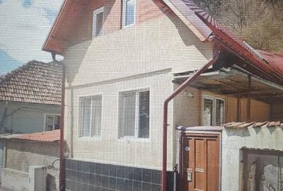 Casă cu 4 camere în Schei