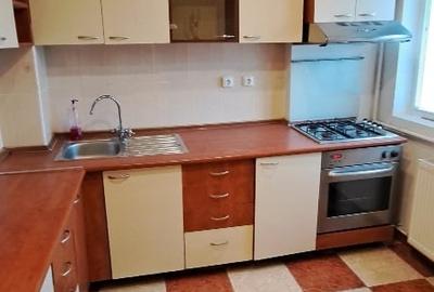 Apartament cu 3 camere semidecomandat, mobilat în 13 Septembrie - 9