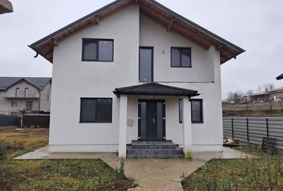 Casă cu 4 camere în Central - 1