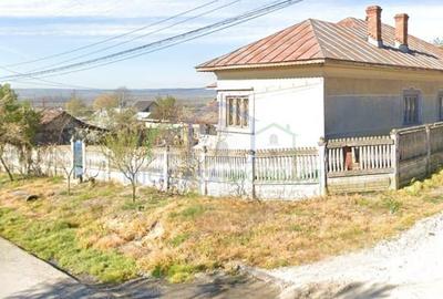 Casă cu 3 camere cu Teren 2686 Mp în Central - 1