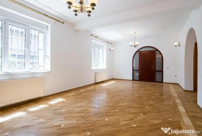 Casă cu 7 camere cu Teren 280 Mp în 1 Mai - 2