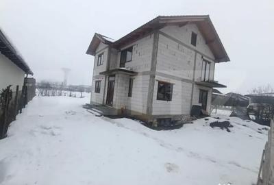 Casă cu 7 camere cu Teren 500 Mp în Central