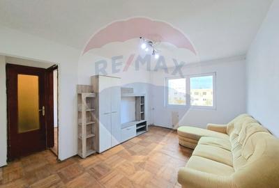 Apartament cu 3 camere semidecomandat în Romanilor