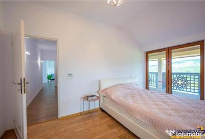 Casă cu 9 camere cu Teren 1750 Mp în Central - 12