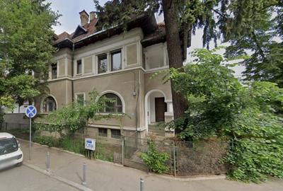 Casă individuală cu 11 camere în Primăverii