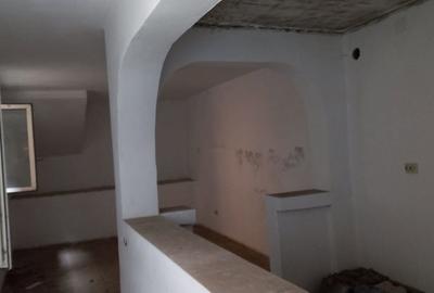 Casă cu 6 camere cu Teren 300 Mp în Central