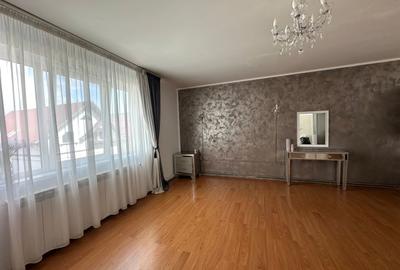 Ofer spre închiriere apartament la casa - 4