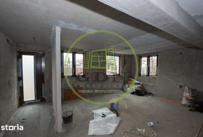 Casă cu 4 camere cu Canalizare în Centrul Istoric - 3