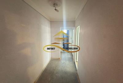 De vanzare apartament 3 camere Roman Neamt - 2