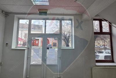 Spațiu comercial, de 450 mp, în Central - 3