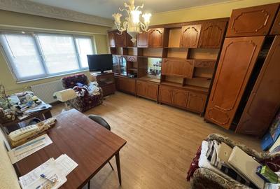 Apartament cu 3 camere decomandat, mobilat în Casa de Cultură