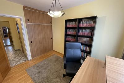 Apartament cu 3 camere decomandat în Titan