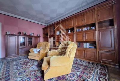 Apartament cu 4 camere decomandat în Central