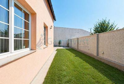 Casă individuală cu 3 camere decomandat cu Canalizare în Centru Civic