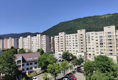 Apartament cu 3 camere decomandat în Răcădău