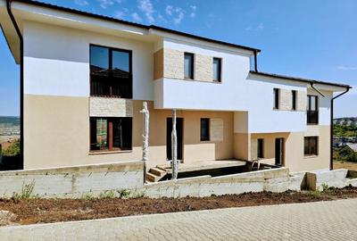 Casa alipită Dezmir