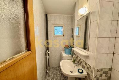 Apartament cu 4 camere decomandat în P-ța Victoriei