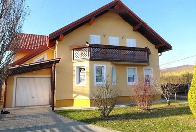 Casă cu 4 camere cu Teren 1700 Mp în Central