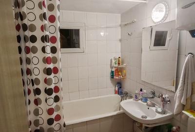 Apartament 4 camere, 2 bai. Blocul este din 1986 parter strada Soldat Croitoru V - 4