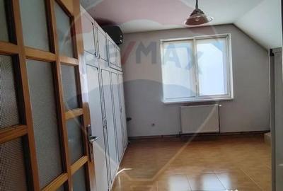 Casă cu 8 camere cu Teren 800 Mp în Central - 16