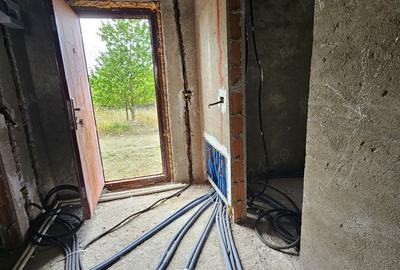 Casă cu 4 camere cu Teren 2000 Mp în Costișa - 3