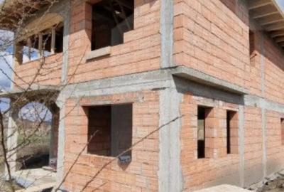 Casă cu 4 camere cu Teren 460 Mp în Central - 2