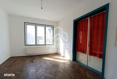 Casă cu 6 camere cu Teren 1100 Mp în Teiu