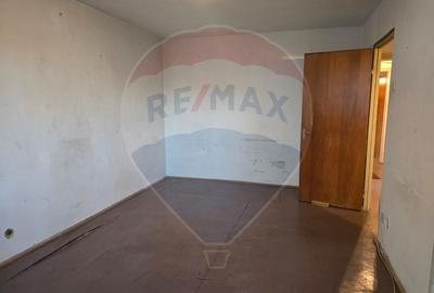 DE VANZARE Apartament cu 4 camere în zona 1 DECEMBRIE 1918 - 6