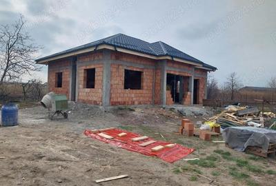Casă cu 4 camere cu Teren 450 Mp în Roman