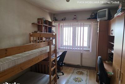 Apartament cu 4 camere decomandat în Central