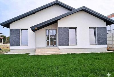 Casă cu 4 camere în Domnești