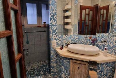 Casă cu 3 camere cu Canalizare în Central