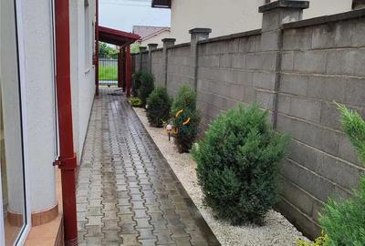 Casă cu 5 camere cu Teren 333 Mp în Central - 1