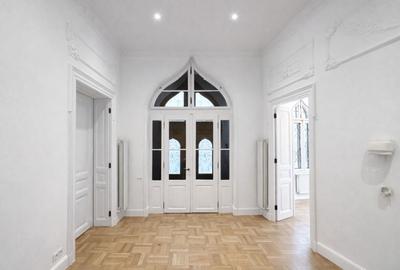 Casă cu 9 camere cu Canalizare în P-ța Victoriei - 6