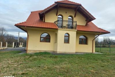 Casă cu 5 camere cu Teren 1400 Mp în Groși - 1