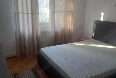 Dau spre inchiriere apartament 2 camere str. sucedava langa piata mare Roman etaj 1 , propriar nu ag - 5