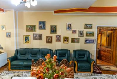 Casă cu 7 camere cu Teren 2500 Mp în Central - 1