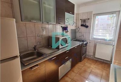 Apartament cu 3 camere decomandat în Calea București