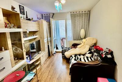 Apartament cu 3 camere semidecomandat în Micro 15