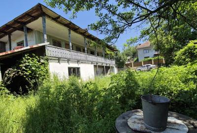 Casa tradi?ionala ?i teren generos, in comuna Dragu?e - 3