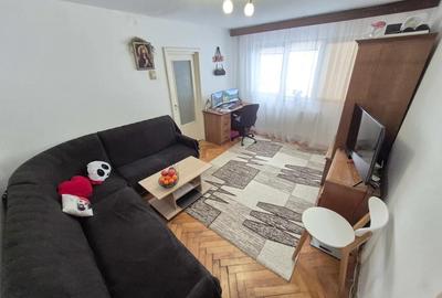 Apartament cu 3 camere semidecomandat, mobilat în Girocului