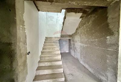 Casă individuală cu 7 camere cu Garaj în Est - 7